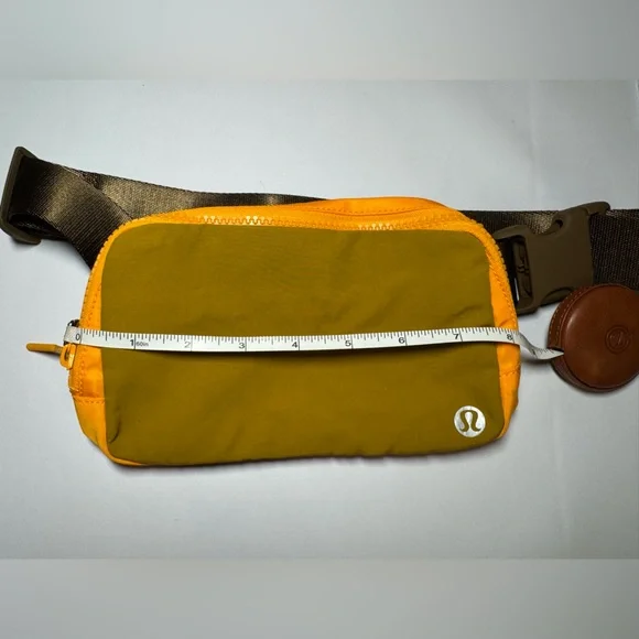 NWOT Lululemon Everywhere Belt Bag 1L Gold Spice/ Clementine Unisex - www.disolcolor.com NWOT Lululemon Everywhere Belt Bag 1L Gold Spice/ Clementine Unisex - www.disolcolor.com